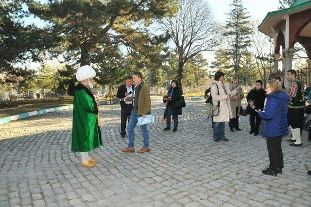 Akşehir&rsquo;e Gelen Misafirleri Nasreddin Hoca Karşılıyor 3