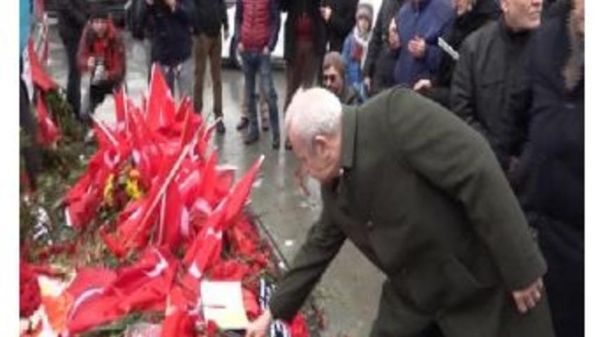 Şişli Belediye Başkanı Hayri İn&ouml;n&uuml; Şehitler Tepesi'ne &Ccedil;i&ccedil;ek Bıraktı