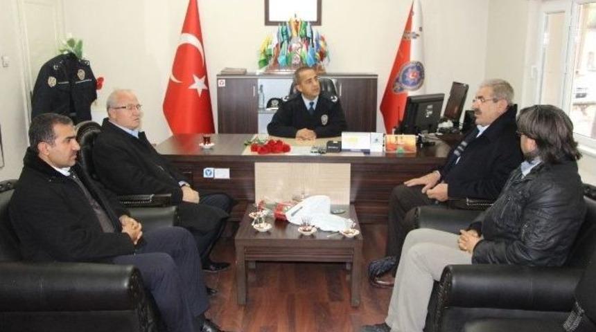 Belediye Başkanlarından Polise Karanfilli Destek