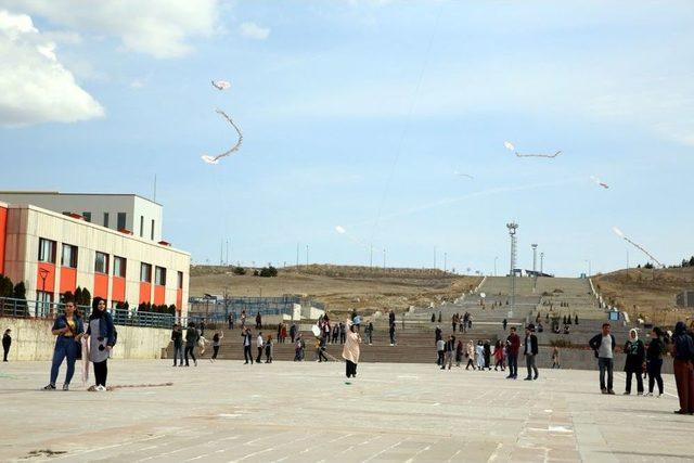 Çankırı’da Üniversite Öğrencileri Uçurtma Şenliği Düzenledi.