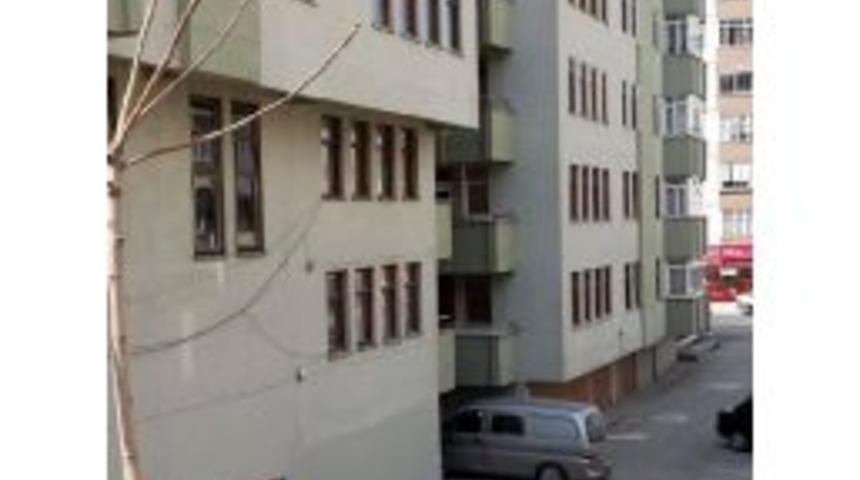 Apartman Y&ouml;neticisi, Eski Y&ouml;neticinin Annesini &Ouml;ld&uuml;rd&uuml;, Babasını Yaraladı