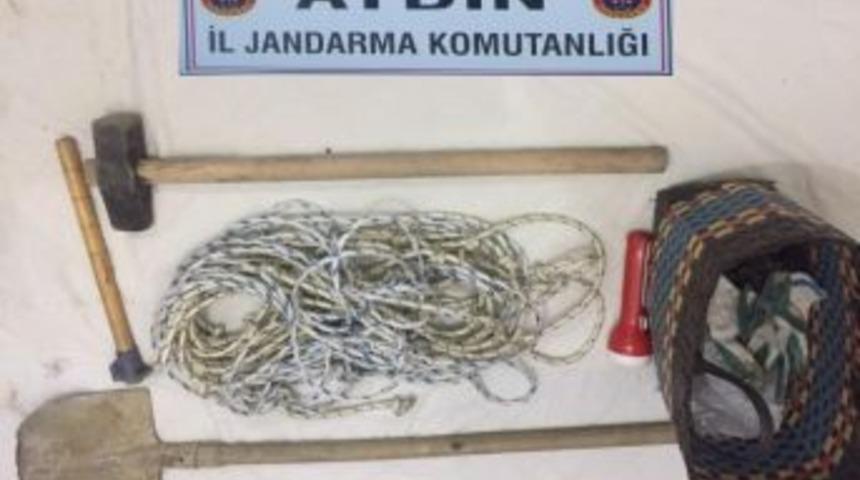 Defineciler Jandarma Engeline Takıldı