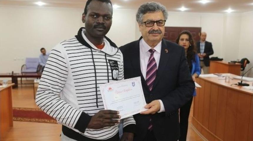 Karaman&rsquo;da T&uuml;rk&ccedil;e &Ouml;ğrenen M&uuml;ltecilere Sertifikaları Verildi