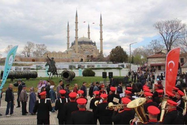 Selimiye Gölgesine Fatih Sultan Mehmet Heykeli