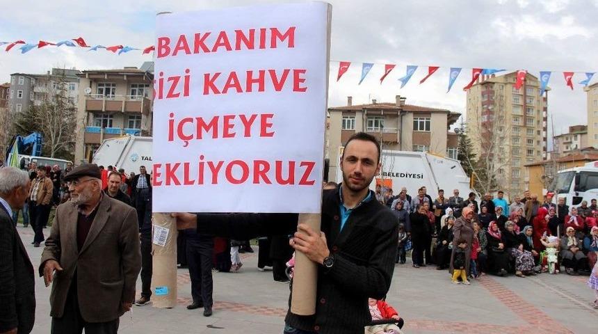 Bakan &Ouml;zhaseki Gencin İsteğini Kırmadı