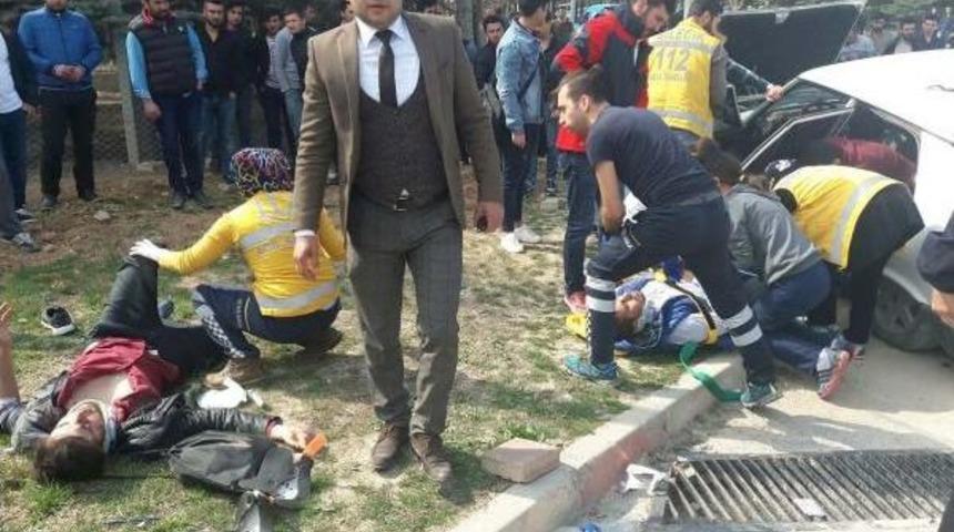 &Uuml;niversite &Ouml;n&uuml;nde Kaza: 3 Yaralı
