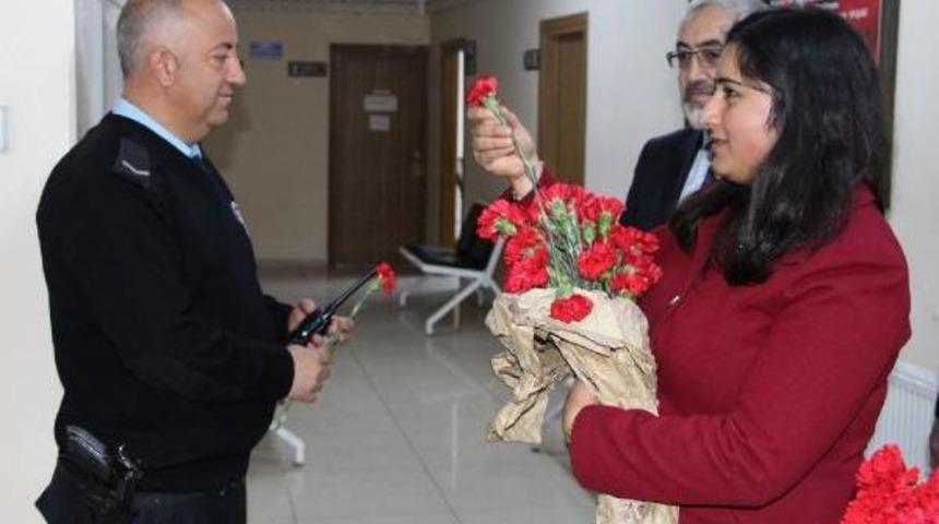 Sivas'ta Stk Ve &Ouml;ğrencilerden Polise Moral Ziyareti