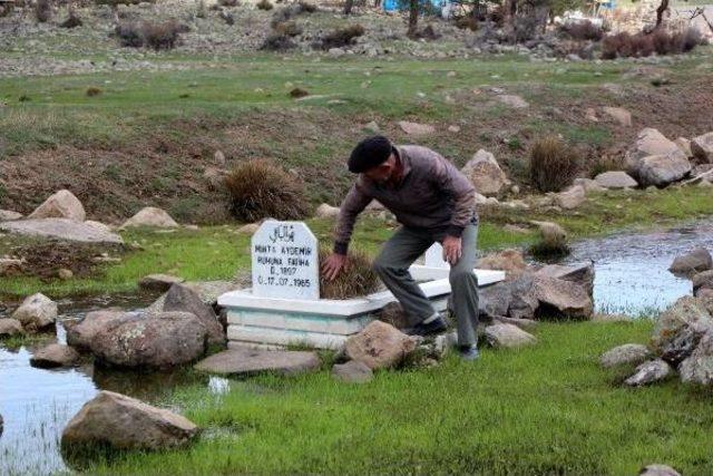 Gölet Taşınca Mezarlık Suya Gömüldü