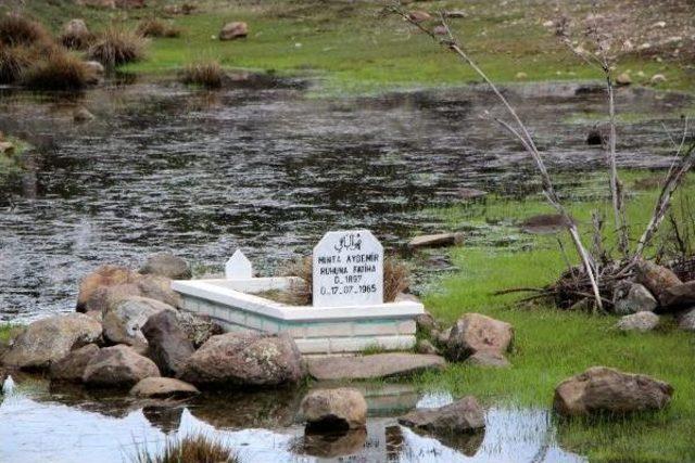 Gölet Taşınca Mezarlık Suya Gömüldü