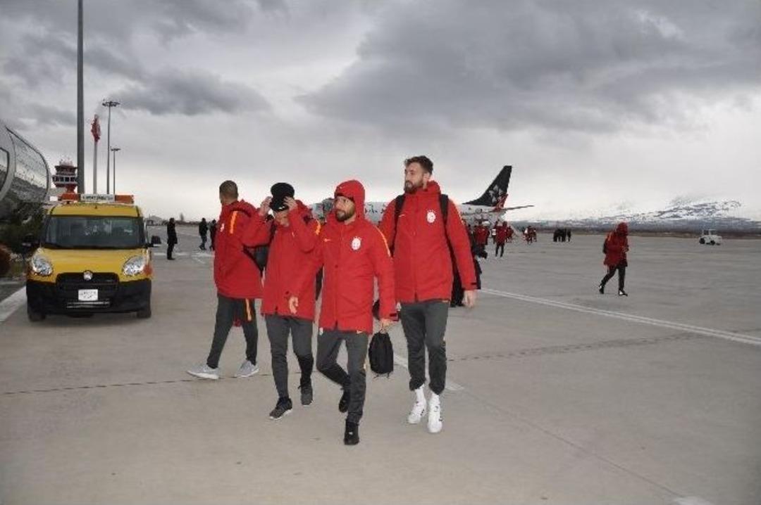 Galatasaray&rsquo;a Erzincanlı Taraftarlardan Sevgi Seli