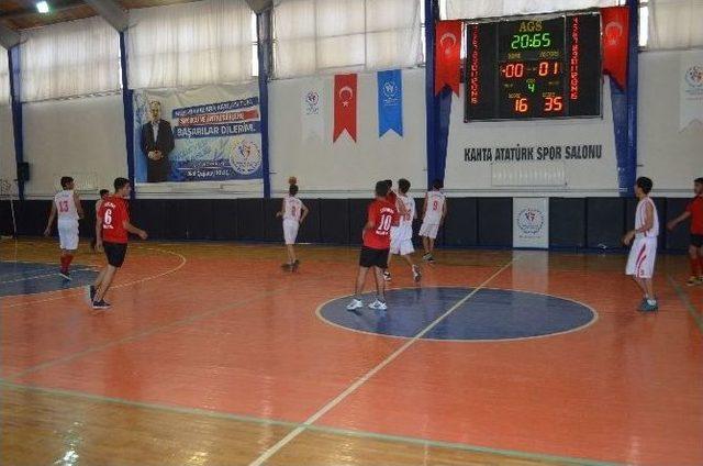 Kahta’da Okullar Arası Spor Müsabakalarına Yoğun İlgi Görüyor