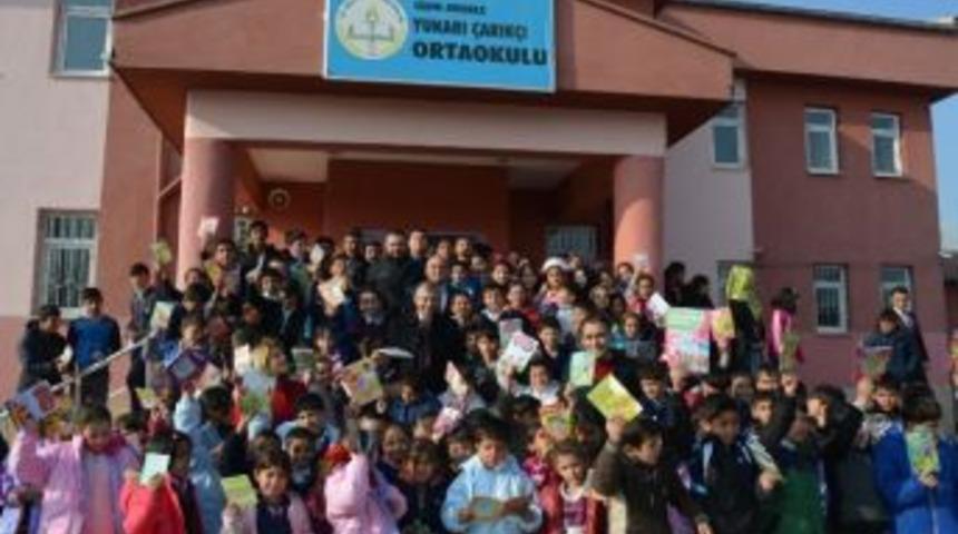 Vali Alpman &Ouml;ğrencilere Kitap Dağıttı