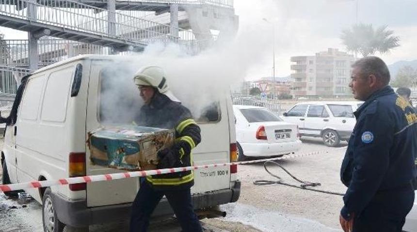 Park Halindeki Minib&uuml;s Yandı