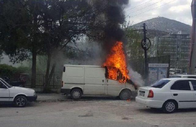 Park Halindeki Minibüs Yandı