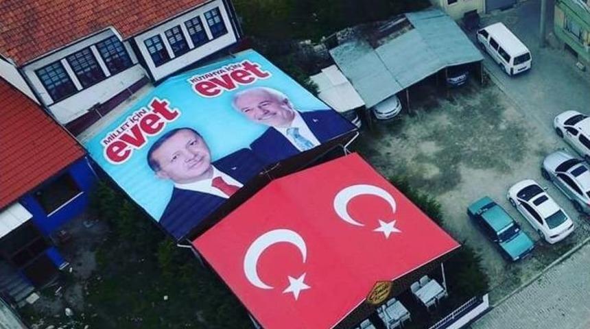 Kütahyalı İş Adamından İş Yerinin Çatısına ‘evet’ Pankartı