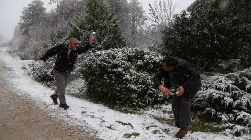İzmit'in Y&uuml;ksek Kesimlerine Kar Yağdı