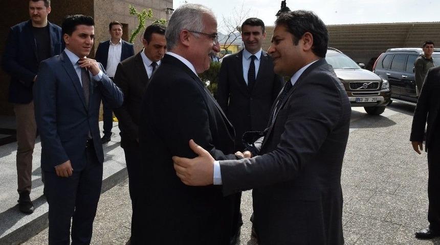Ab Bakan Yardımcısı Ali Şahin Vali Tuna&rsquo;yı Ziyaret Etti