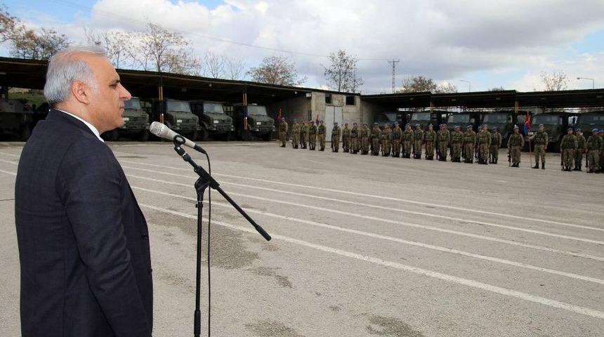 Vali Zorluoğlu&rsquo;ndan Şehit Y&uuml;zbaşı Oğuzcan&rsquo;ın Taburuna Ziyaret