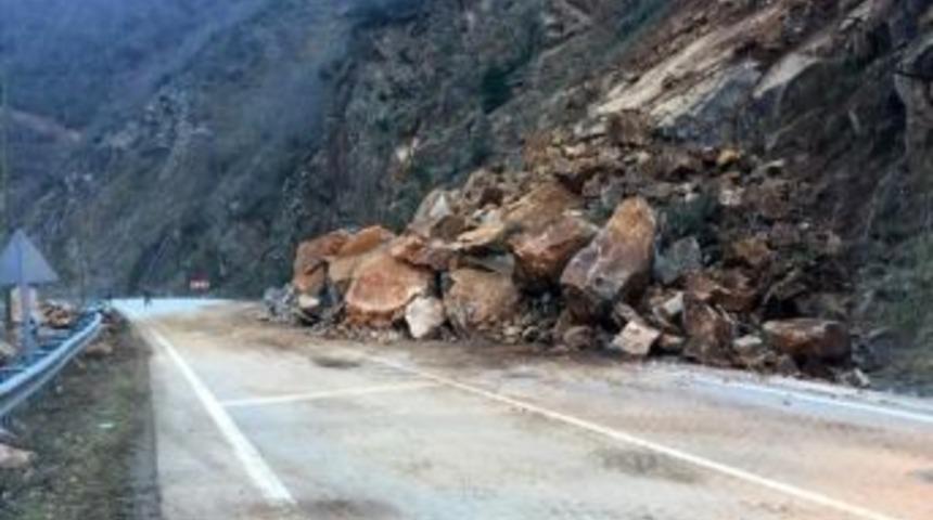 G&uuml;m&uuml;şhane-k&uuml;rt&uuml;n Yolunda Heyelan