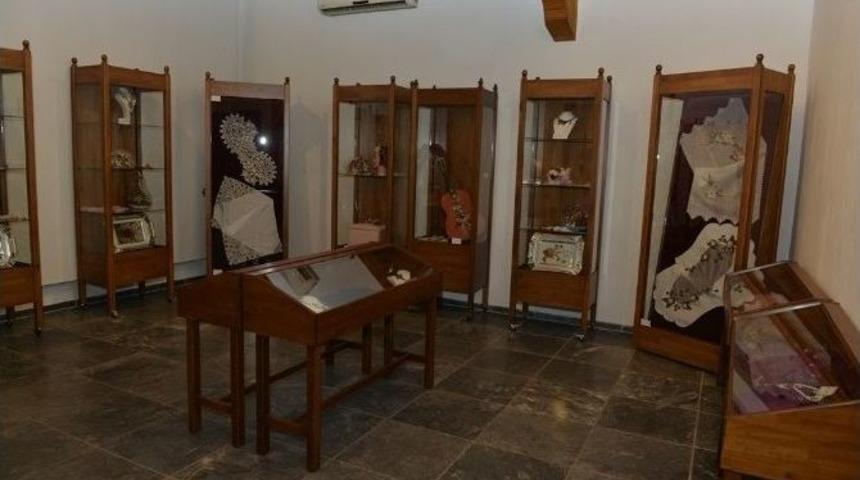 D&uuml;nden Bug&uuml;ne İğne Oyaları Sergilendi