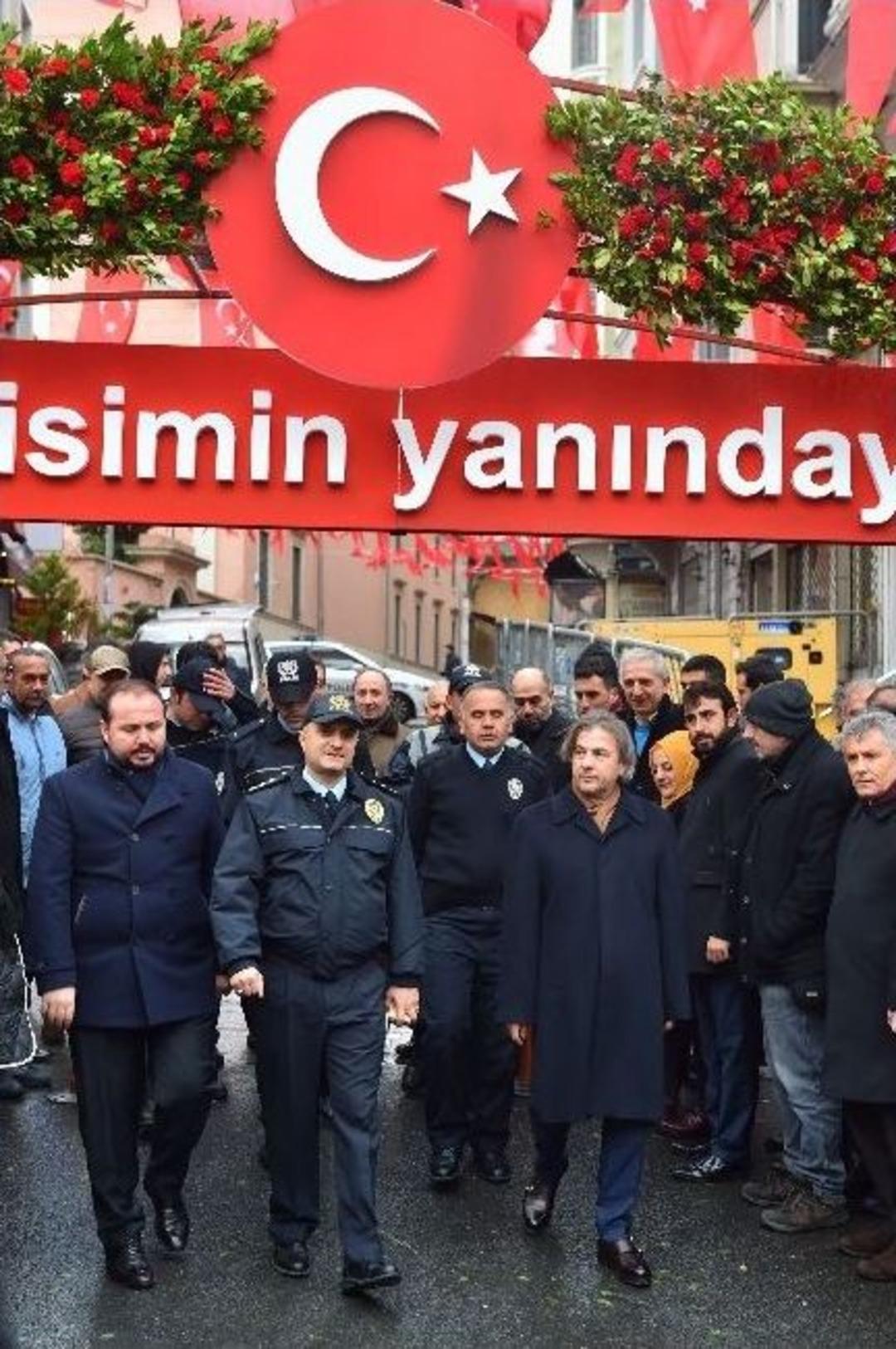 Beyoğlu İl&ccedil;e Emniyet M&uuml;d&uuml;rl&uuml;ğ&uuml; Karanfillerle Donatıldı