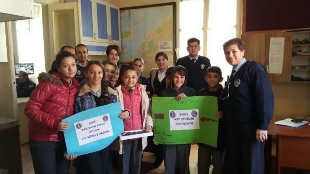 Ayvalık Gazi Ortaokulu &Ouml;ğrencilerinden Polise Anlamlı Jest
