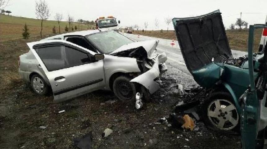 Konya'da Otomobiller Çarpıştı: 4 Yaralı