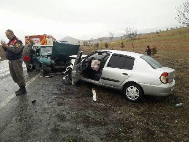 Konya'da Otomobiller Çarpıştı: 4 Yaralı