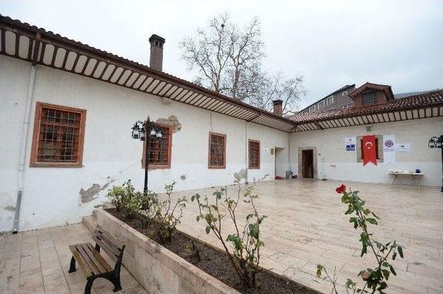 1. Murad Hüdavendigar Külliyesi İmaret Binası Restore Ediliyor