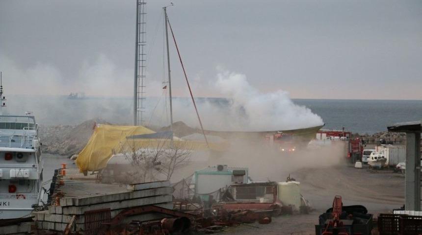 Tersanedeki Teknede Yangın &Ccedil;ıktı