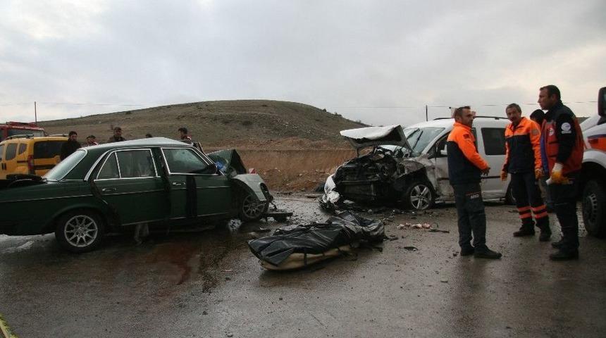 Afyonkarahisar&rsquo;da Trafik Kazası: 1 &Ouml;l&uuml;, 6 Yaralı