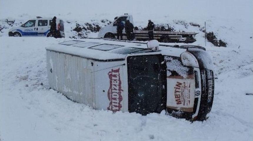 Sivas&rsquo;ta &Ouml;ğrenci Servisi Devrildi: 12 Yaralı