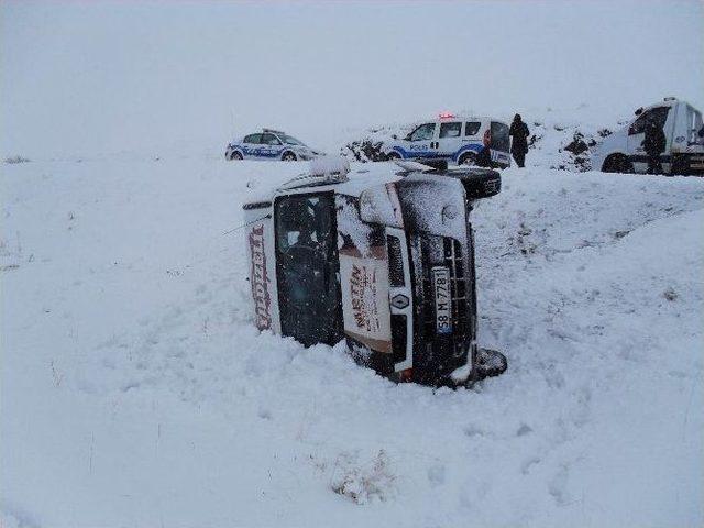 Sivas&rsquo;ta &Ouml;ğrenci Servisi Devrildi: 12 Yaralı 1