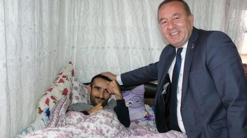 Başkan Şahiner Sepet&ccedil;i Ailesini Sevindirdi