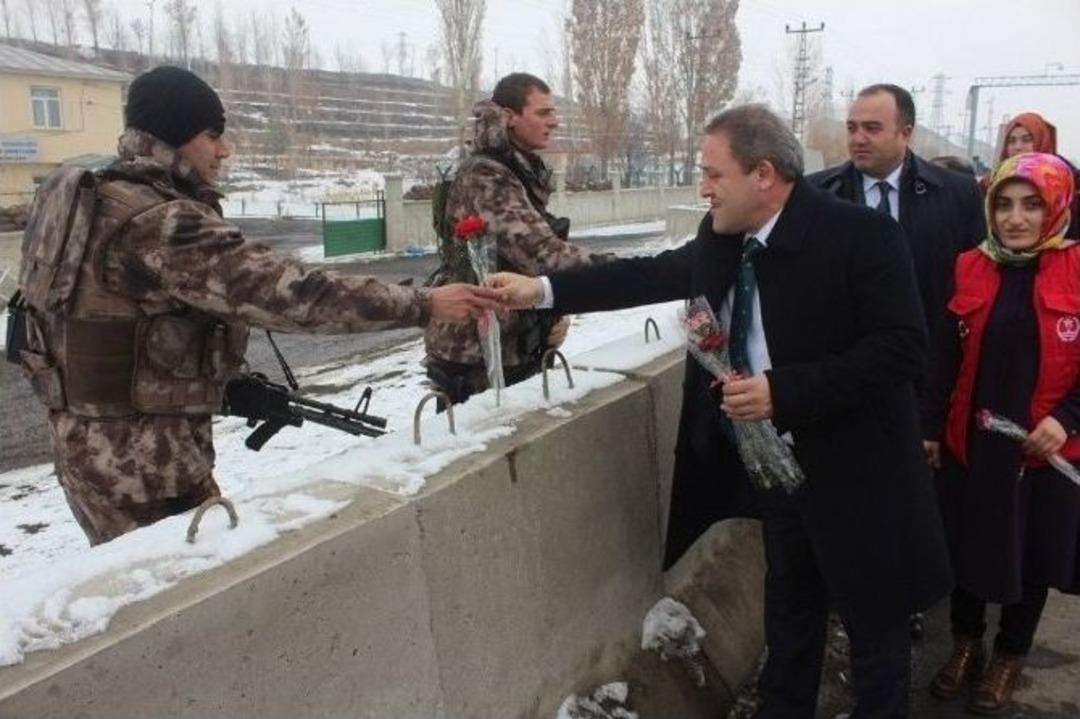 M&uuml;d&uuml;r Alp&rsquo;ten Polislere Karanfil