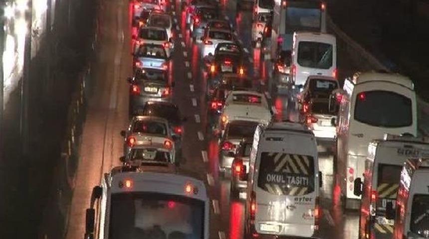 İstanbul'da Trafik Durma Noktasına Geldi