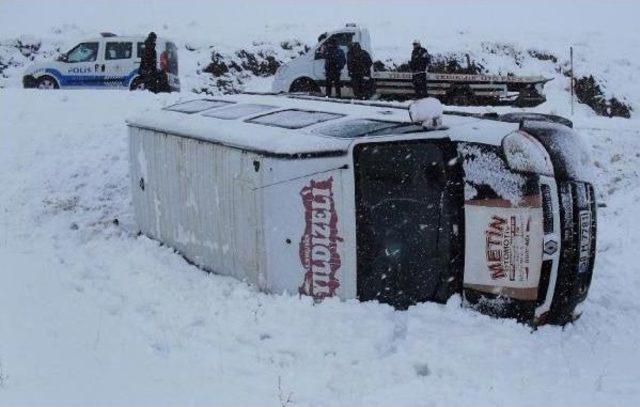 Sivas'ta Öğrenci Minibüsü Şarompole Devrildi: 12 Yaralı