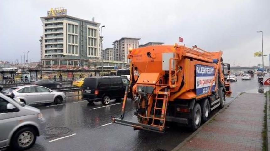 Kar K&uuml;reme Ara&ccedil;ları Yol Kenarlarına Konuşlandırıldı