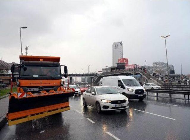 Kar K&uuml;reme Ara&ccedil;ları Yol Kenarlarına Konuşlandırıldı 1