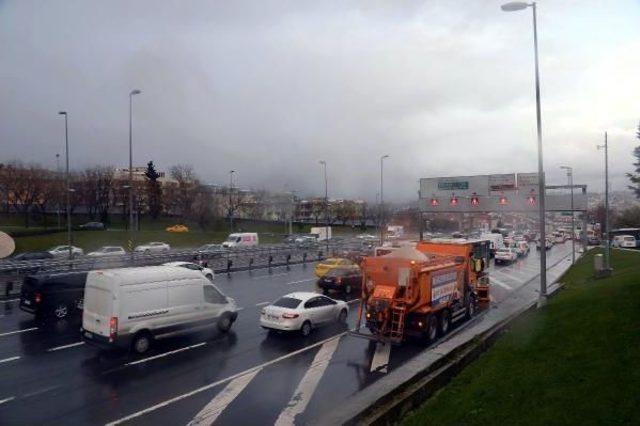 Kar K&uuml;reme Ara&ccedil;ları Yol Kenarlarına Konuşlandırıldı 2