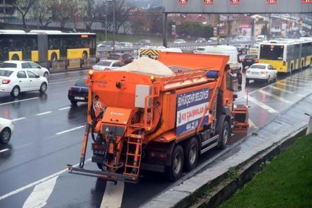 Kar K&uuml;reme Ara&ccedil;ları Yol Kenarlarına Konuşlandırıldı 3