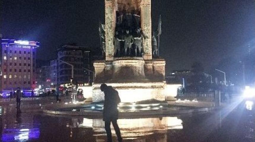 Taksim Meydanı&rsquo;nda Kar Yağışı Etkili Oluyor