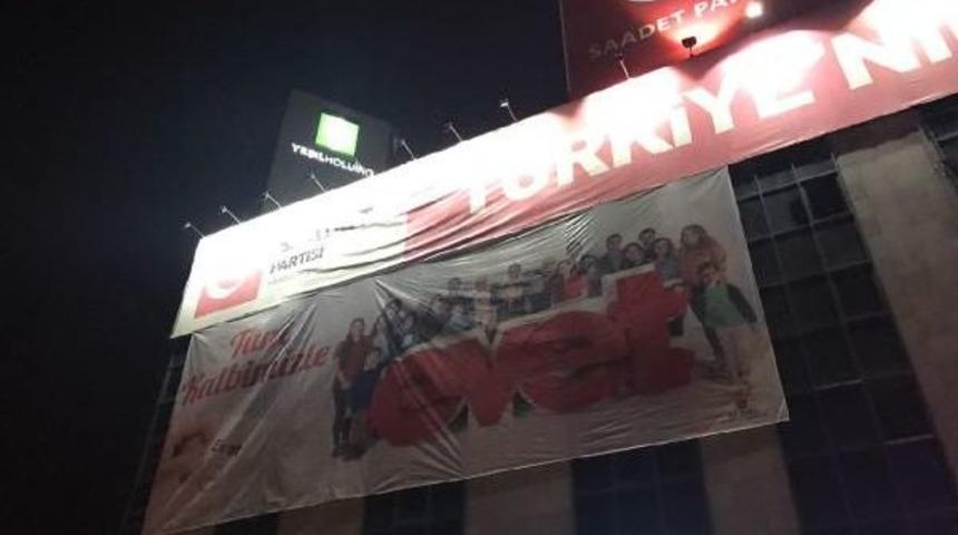 Saadet Partisi İl Başkanlığının Bulunduğu Binaya Asılan 'evet' Pankartı B&ouml;yle Indirildi