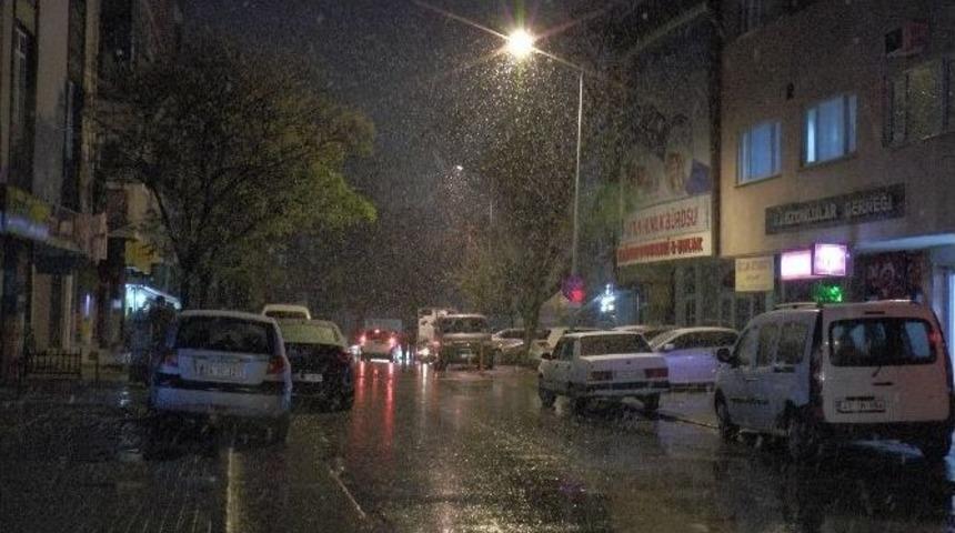 Gebze&rsquo;de Sabah Başlayan Yağmur Akşam Yerini Kar Yağışına Bıraktı