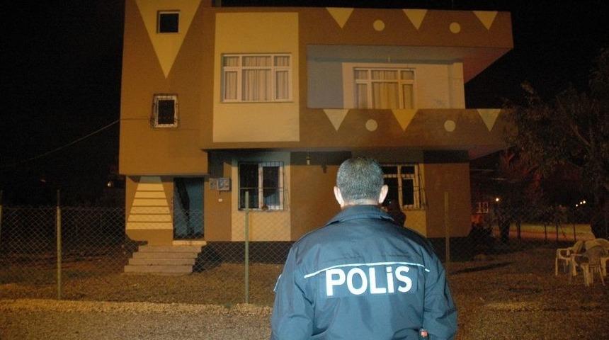 Adana&rsquo;da, 23 Yaşındaki Genci Bir &Ouml;ld&uuml;ren Mahalle Muhtarının Evi Kundaklandı