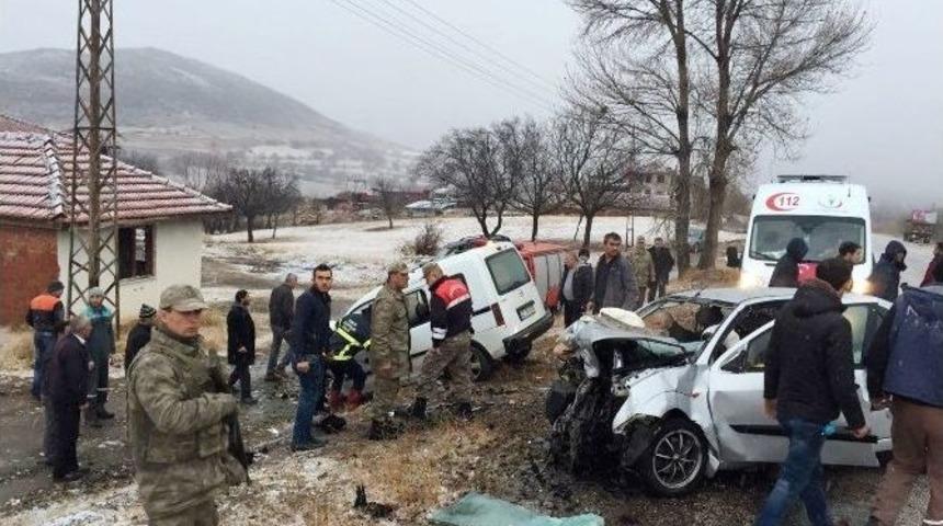 Tokat&rsquo;ta Trafik Kazası: 2 &Ouml;l&uuml;, 3 Yaralı
