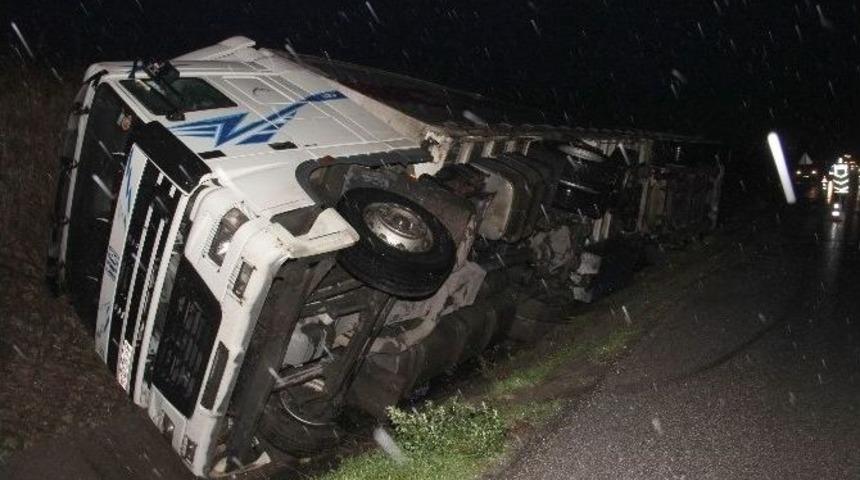 Samsun&rsquo;da Yabancı Plakalı Tır Su Kanalına Devrildi