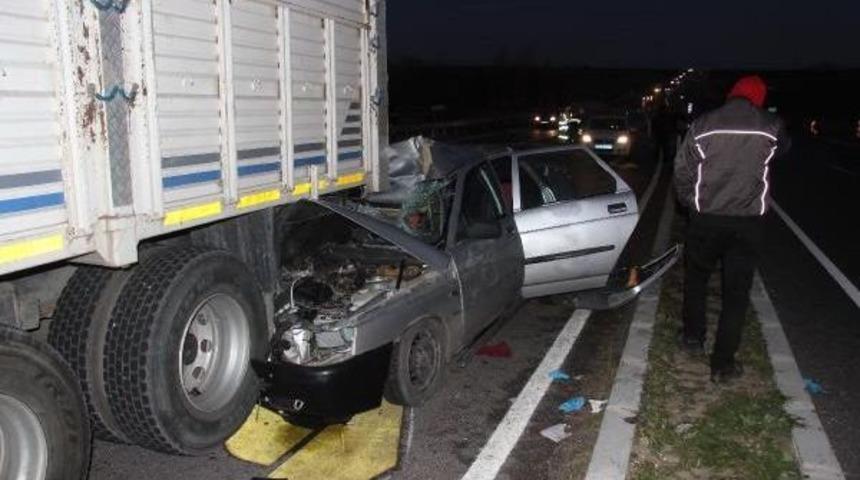 Otomobil, Kamyona Çarptı: 1 Yaralı