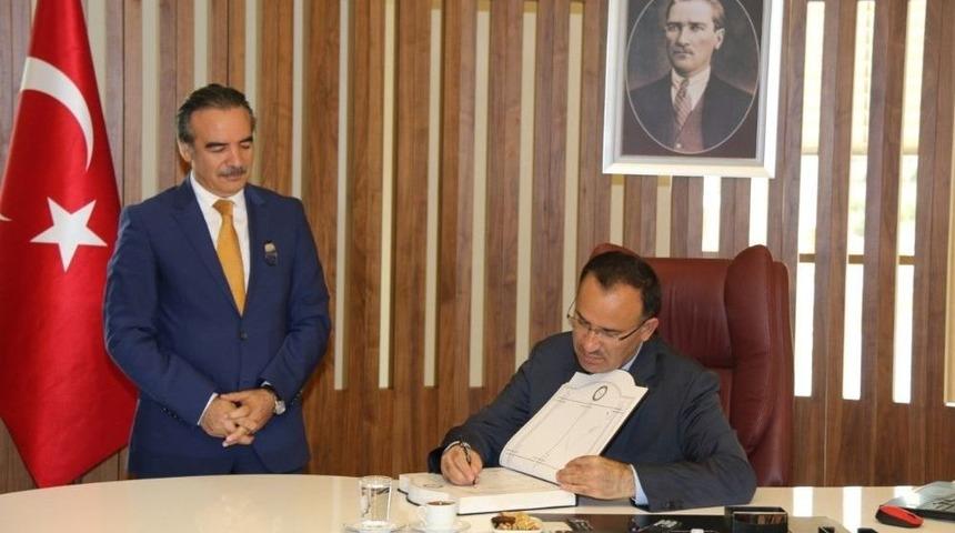 Adalet Bakanı Bekir Bozdağ Ne&uuml; Rekt&ouml;r&uuml; Bağlı&rsquo;yı Ziyaret Etti