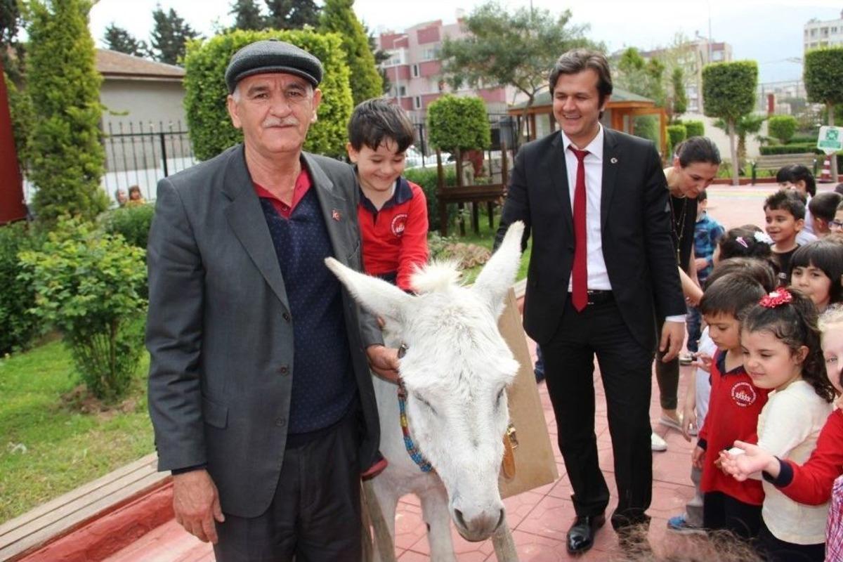 İskenderun&rsquo;da Eşekli K&uuml;t&uuml;phane İle Kitap Dağıttı
